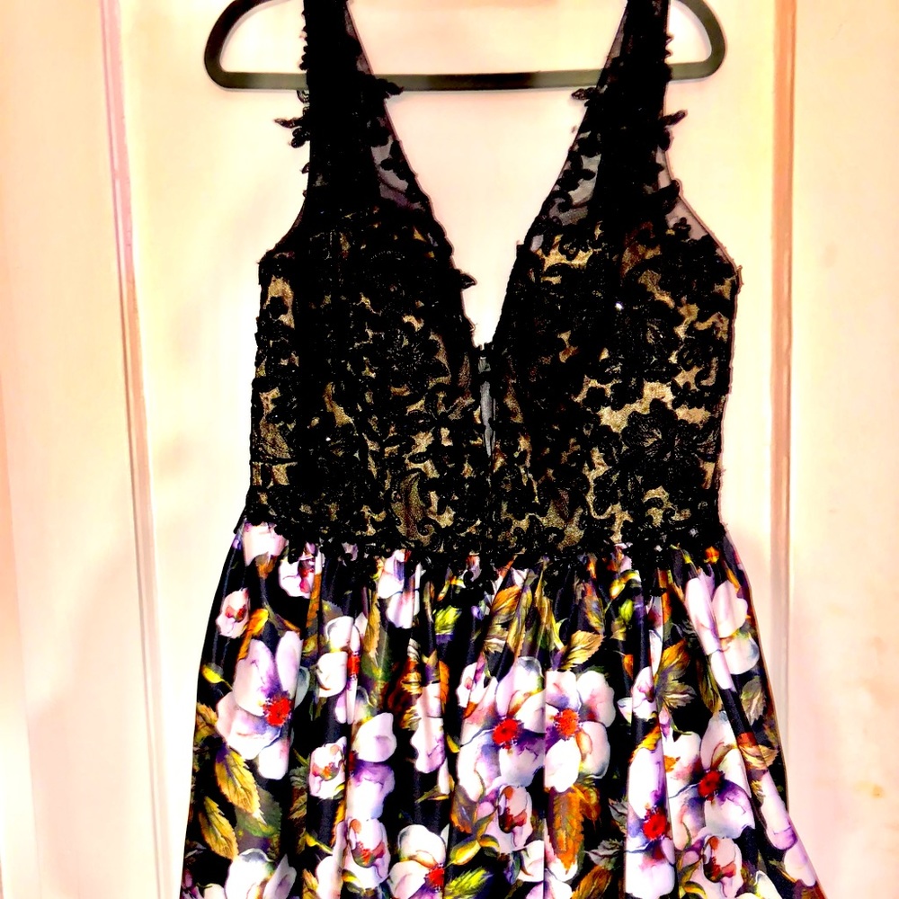 SLEEVELESS COUTURE FLORAL LACE ShORT DRESS